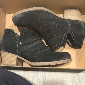 Earth Origins Black Ankle Boots with Tan Heel